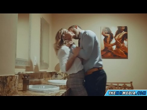 ❤️ Quando uma loira peituda o seduz numa casa de banho pública ☑ Porno em pt.mobilecric.top